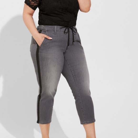 torrid Denim - Crop Pull-On Weekend Straight Super Soft Mid-Rise Jean